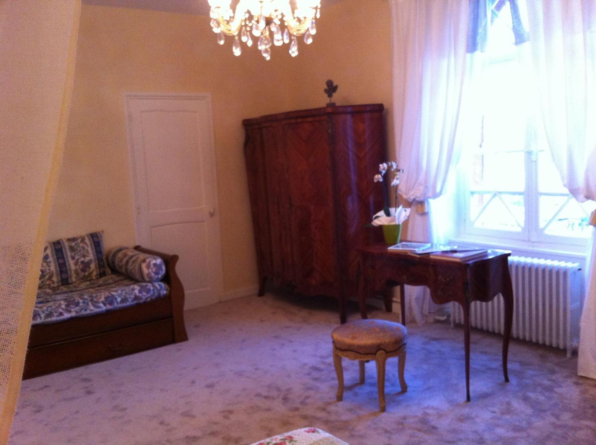 Le Clos De La Muse Saint-Junien Ruang foto