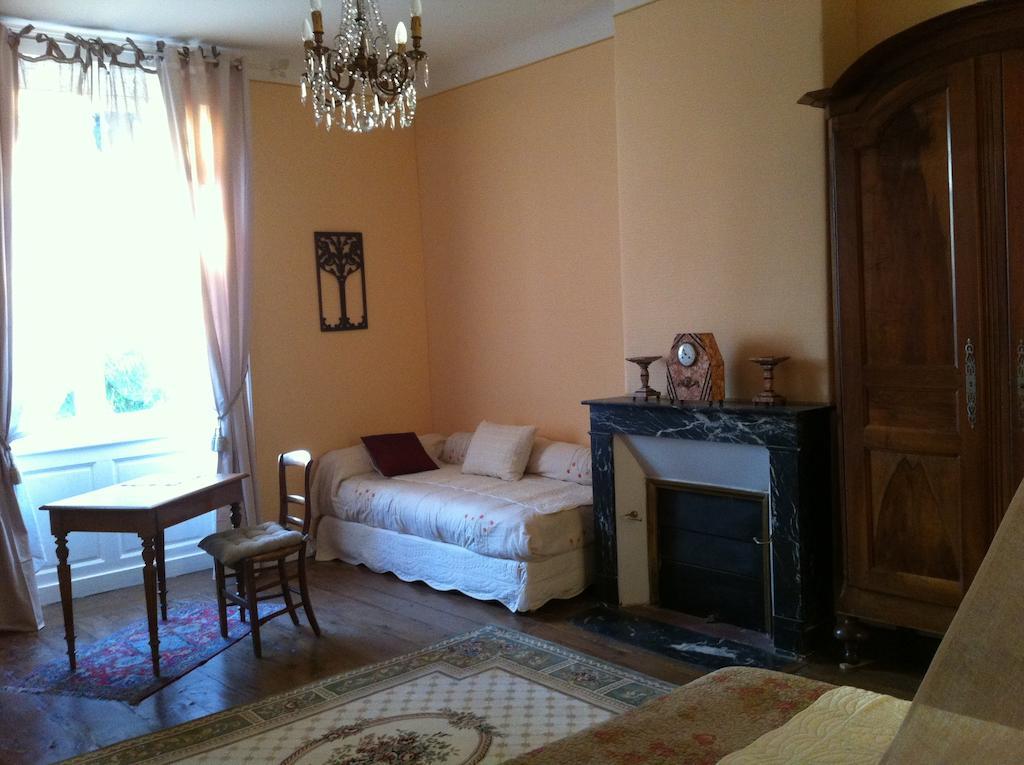 Le Clos De La Muse Saint-Junien Ruang foto