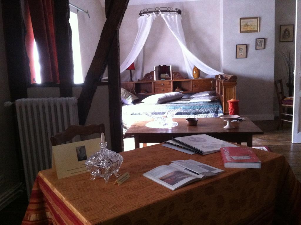 Le Clos De La Muse Saint-Junien Ruang foto